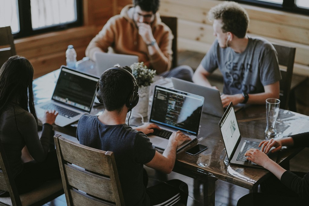 Imagine Stire Care sunt riscurile reale când îți muți datele companiei în cloud | 2review.ro