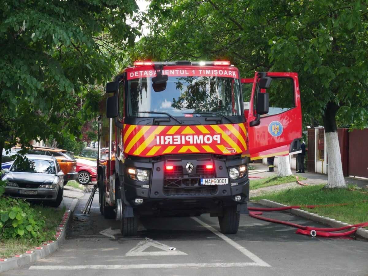 Imagine Stire Incendiu devastator în Timișoara. O femeie a murit după ce a încercat să scape sărind de la mansardă | 2review.ro