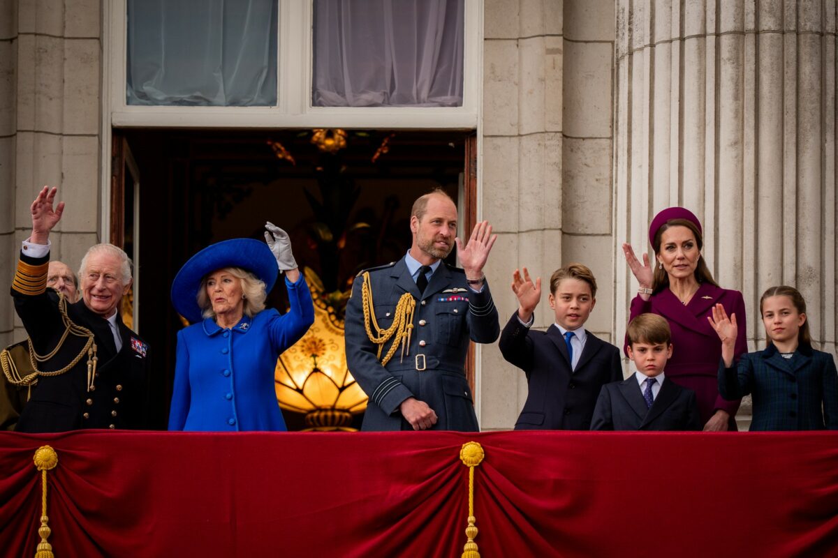 Imagine Stire Ce a ascuns Familia Regală pe celebrul balcon al Palatului Buckingham, de unde salută mereu mulțimea | 2review.ro