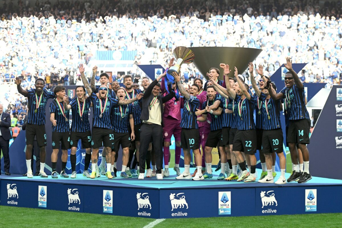 Imagine Stire Ce i-au făcut fotbaliștii lui Cristi Chivu, după ce Inter Milano a luat titlul: „Jucătorii m-au luat și m-au împins acolo, eu nu voiam” | 2review.ro
