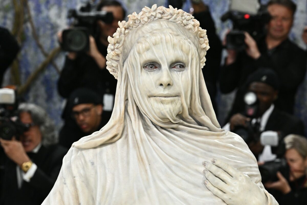 Imagine Stire Vedeta care s-a transformat în sculptură pentru Met Gala 2026. Nimeni nu a recunoscut-o! | 2review.ro