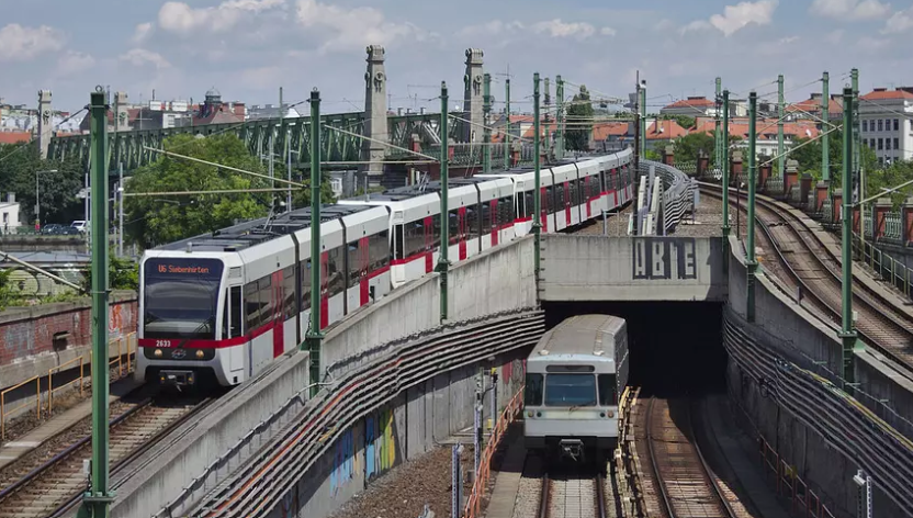Imagine Stire Panică într-o stație de metrou din Viena. O româncă a atacat două persoane cu o forfecuță de unghii | 2review.ro