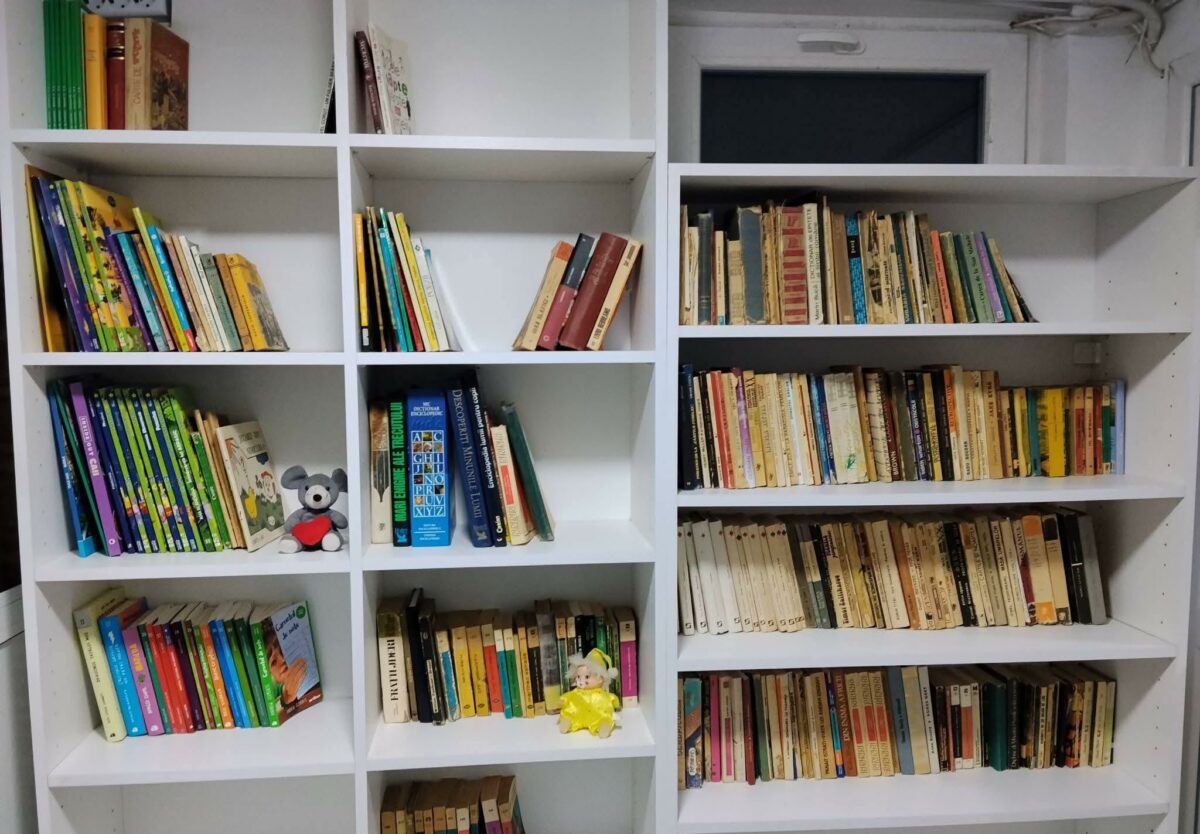 Imagine Stire O femeie din București a transformat scara blocului într-o bibliotecă. Proiectul a atras curioși din tot cartierul | 2review.ro