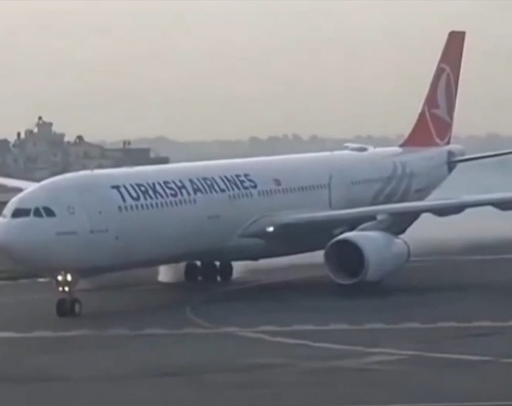 Imagine Stire Un avion cu 300 de pasageri la bord a luat foc la aterizare în Nepal. Aeroportul a fost închis | 2review.ro