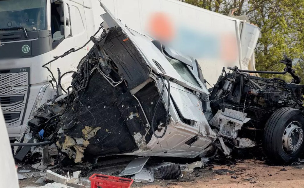 Imagine Stire Șofer român, sfârșit cumplit pe autostradă. TIR-ul său a fost implicat într-un accident grav în Germania | 2review.ro