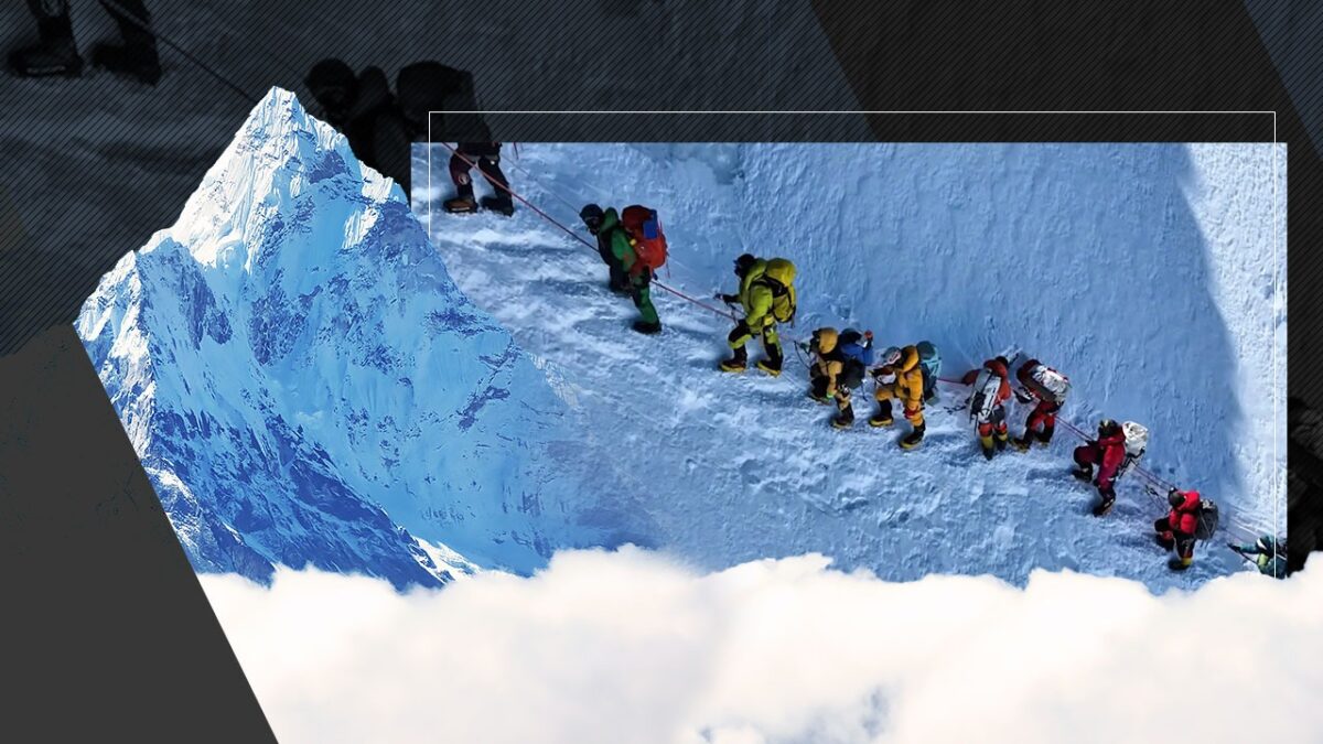 Imagine Stire Everestul, din nou fatal: cum au murit doi alpiniști în timpul coborârii de pe vârf | 2review.ro