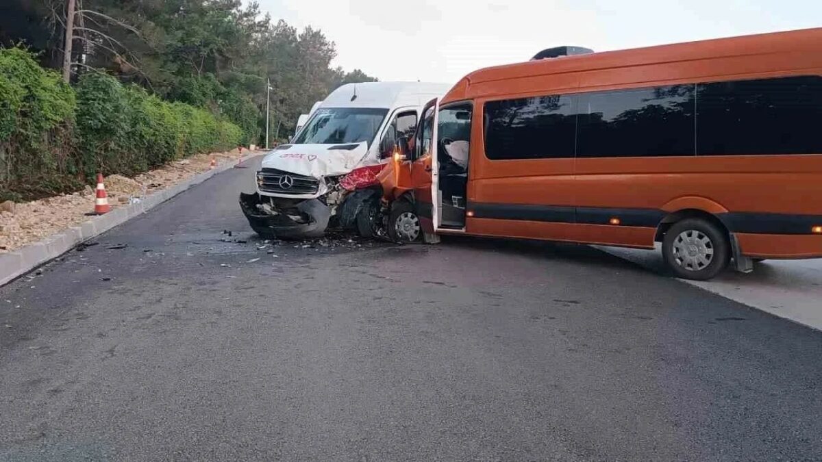 Imagine Stire Accident grav în Antalya. Turiști români răniți după coliziunea dintre două microbuze | 2review.ro