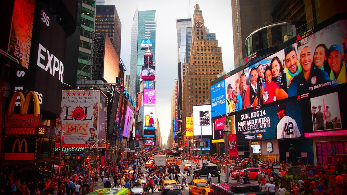 Imagine Stire Moment incredibil surprins de un român în Times Square. Trecătorii s-au oprit să privească | 2review.ro