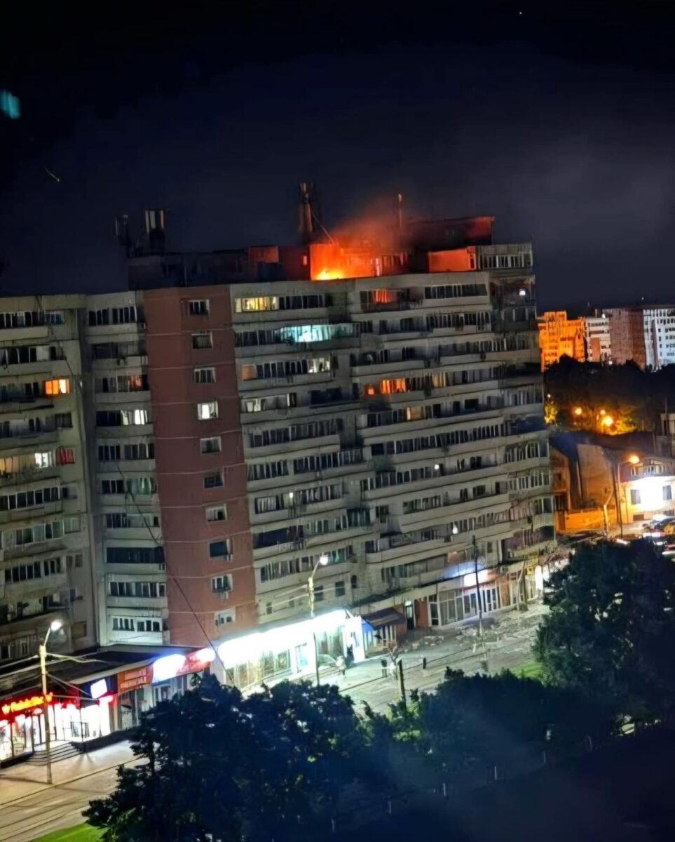 Imagine Stire O dronă s-a prăbușit peste un bloc în Galați! Explozia a fost urmată de un incendiu | 2review.ro