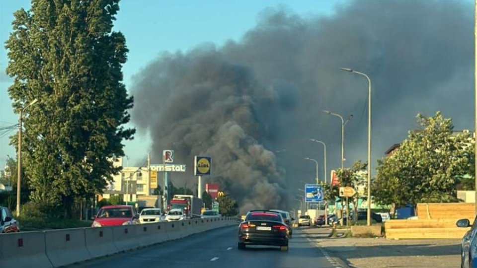 Imagine Stire Incendiu la un depozit de anvelope din Bragadiru! A fost trimis mesaj RO-Alert | 2review.ro