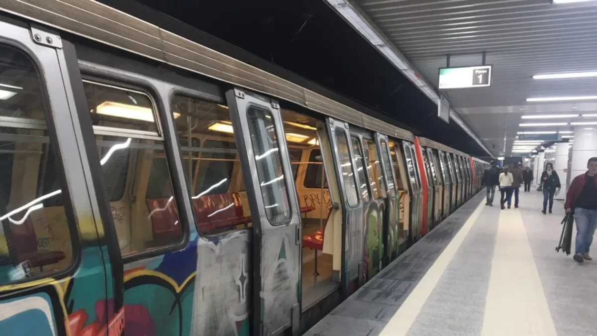 Imagine Stire Cine este bărbatul care a căzut pe șine în stația de metrou Păcii. Medicii sunt rezervați în privința lui | 2review.ro