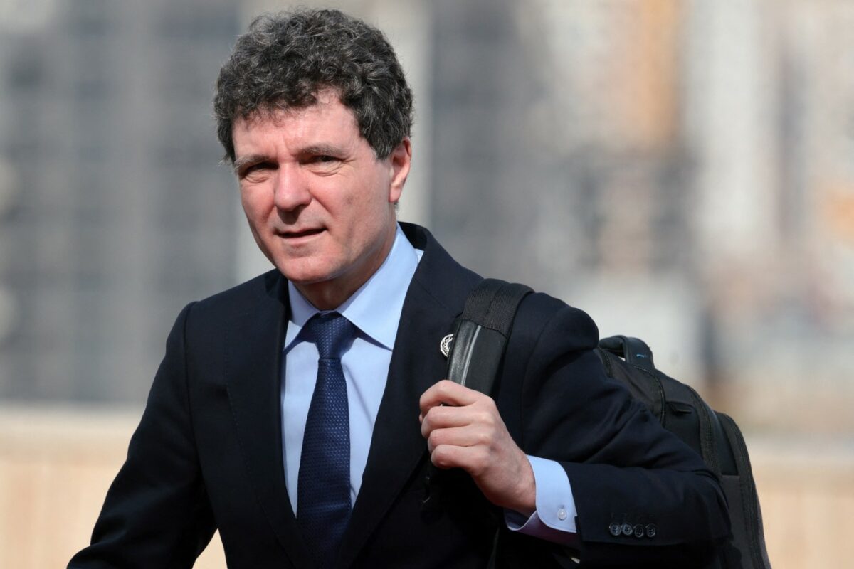 Imagine Stire Cât costă rucsascul lui Nicușor Dan, de fapt. N-a renunțat la el nici în timpul vizitei oficiale la Erevan | 2review.ro