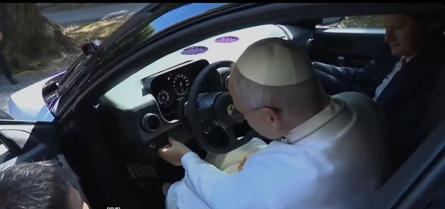 Imagine Stire Imagini virale cu Papa Leon testând noul Ferrari. Cum a reacționat când a văzut bolidul | 2review.ro