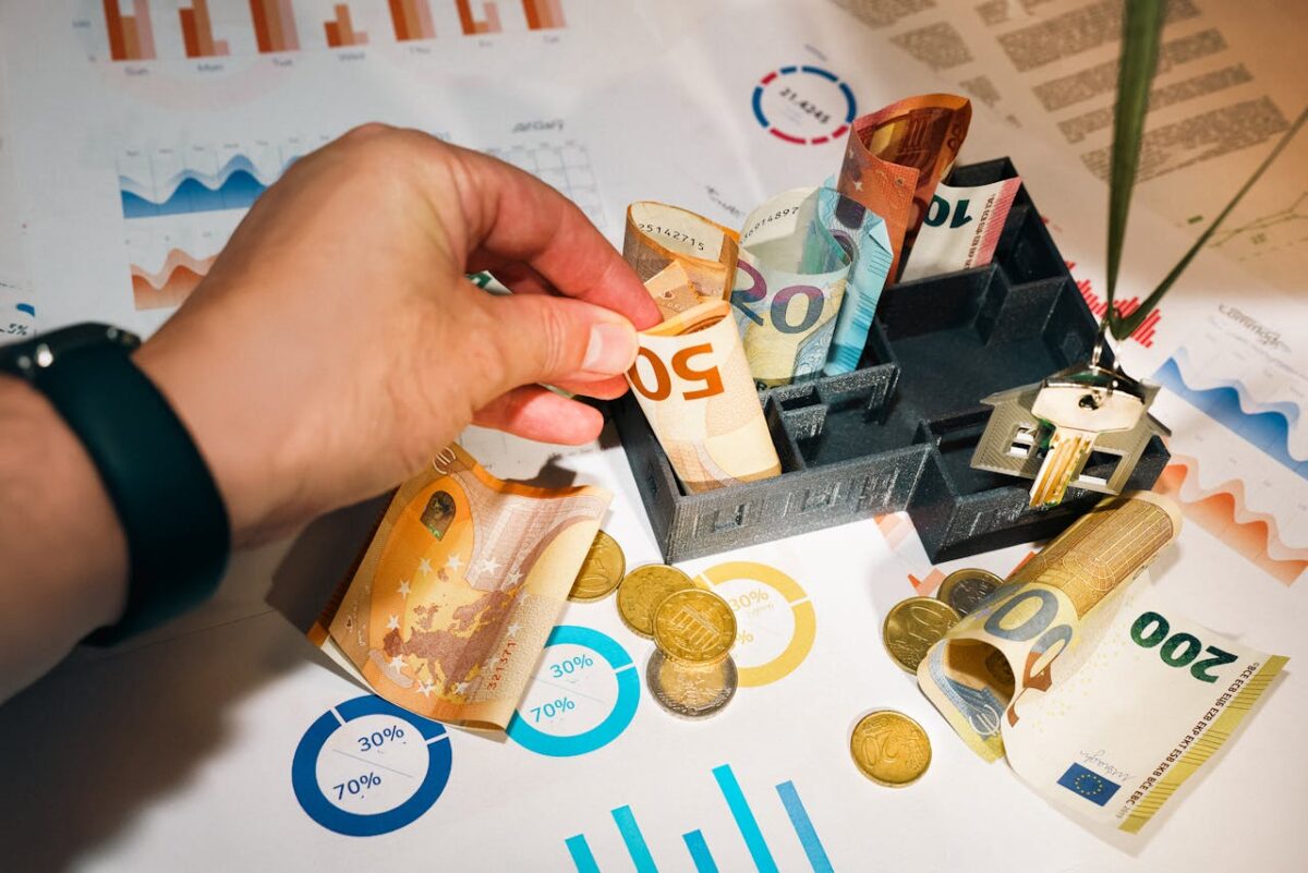 Imagine Stire Românii pot investi din nou în Tezaur. Dobânzile ajung la 7,40%, iar câștigul nu se taxează | 2review.ro