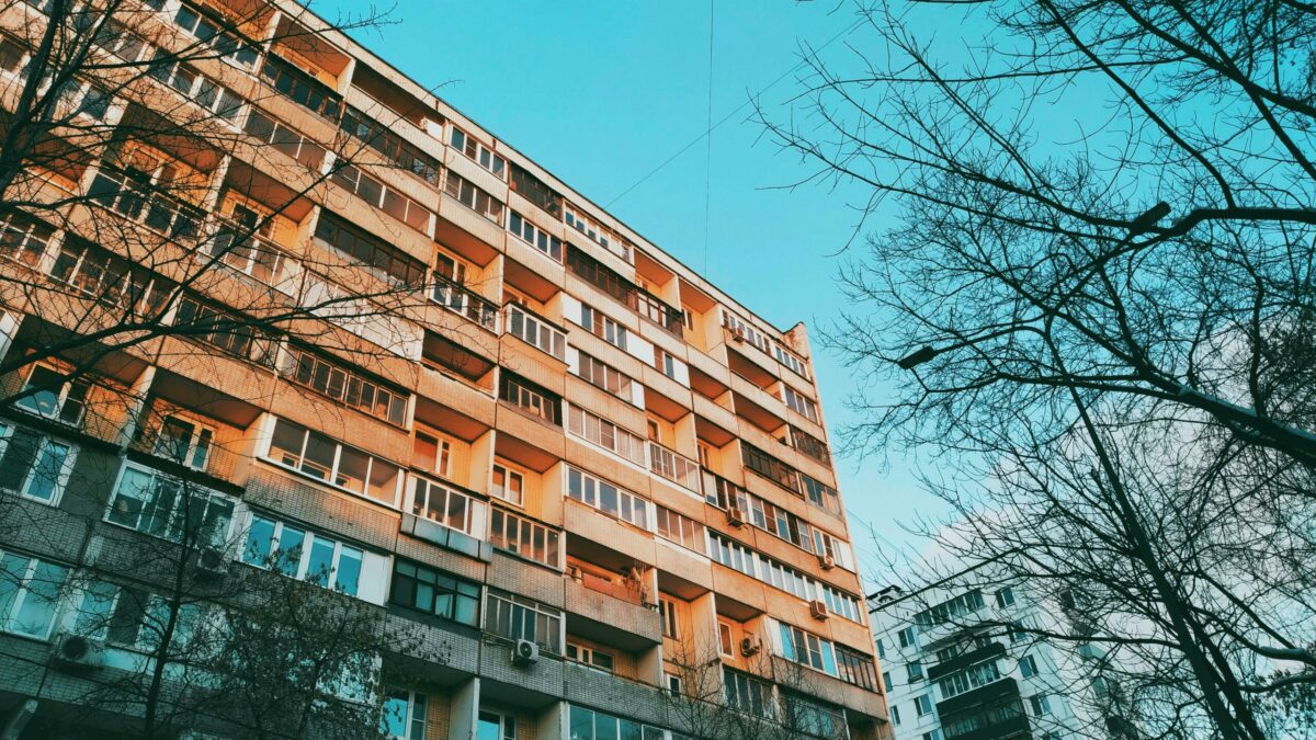 Imagine Stire Asociațiile de proprietari schimbă regulile după noua decizie a judecătorilor. Ce trebuie să știe cei care au boxe la bloc | 2review.ro