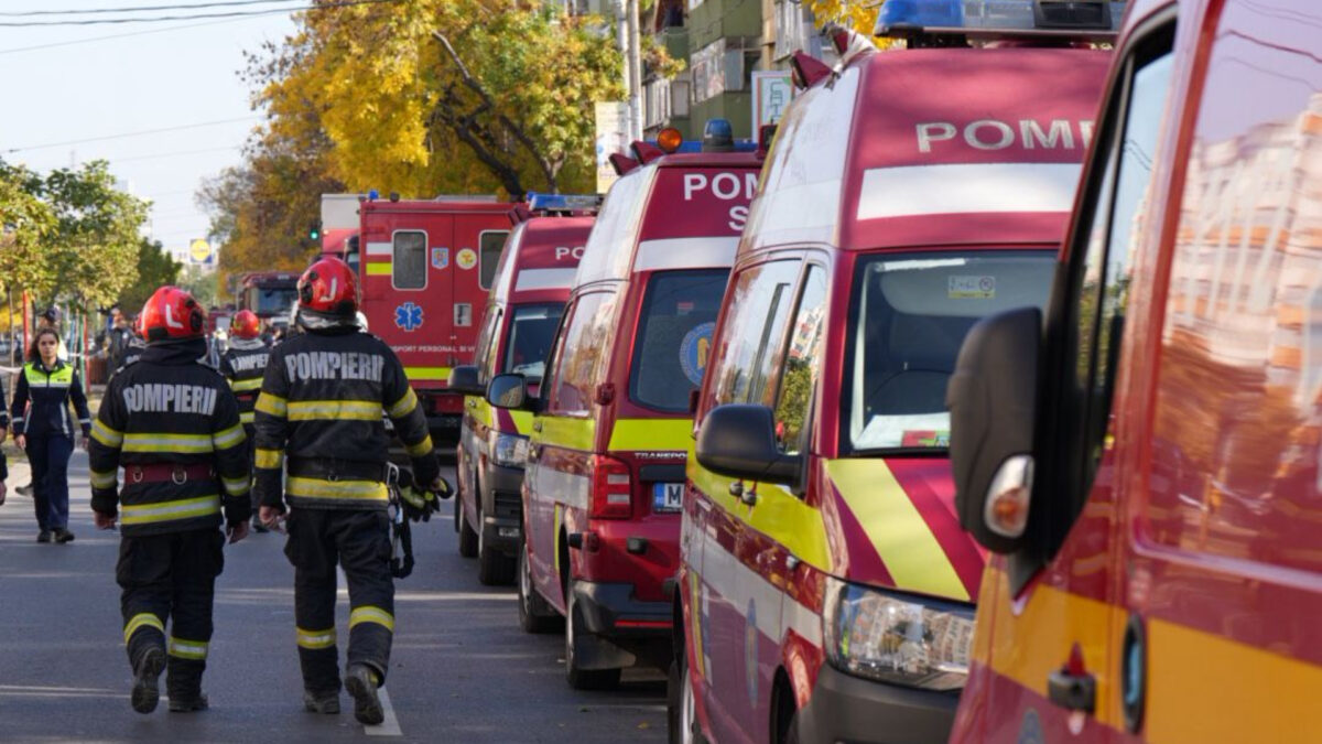 Imagine Stire Flăcări la etajul 4 într-un bloc din Arad. Locatarii au evacuat clădirea de urgenţă | 2review.ro
