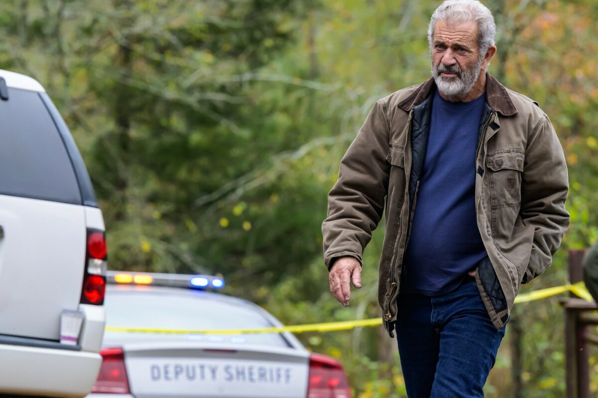 Imagine Stire Mel Gibson și-a refăcut viața? Actorul a fost surprins sărutându-se cu o femeie mult mai tânără pe străzile din Roma | 2review.ro