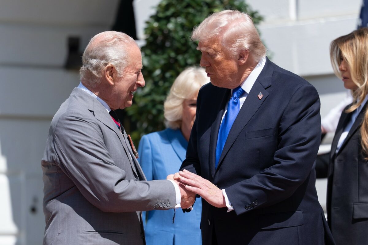 Imagine Stire Gestul neașteptat făcut de Donald Trump la finalul vizitei Regelui Charles. „Regele și regina m-au convins să fac asta fără să mi-o ceară” | 2review.ro