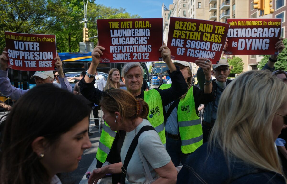 Imagine Stire Protest la Met Gala 2026 din cauza lui Jeff Bezos și a soției sale, Lauren Sanchez. De la ce a pornit totul | 2review.ro
