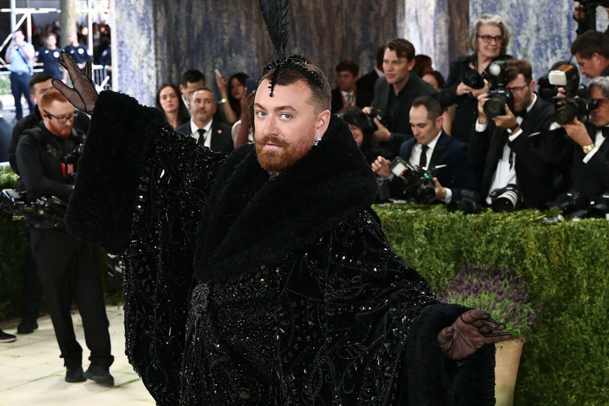 Imagine Stire Sam Smith naște controverse din nou la Met Gala 2026. Ținuta artistului a ridicat din nou sprâncene în mediul online | 2review.ro