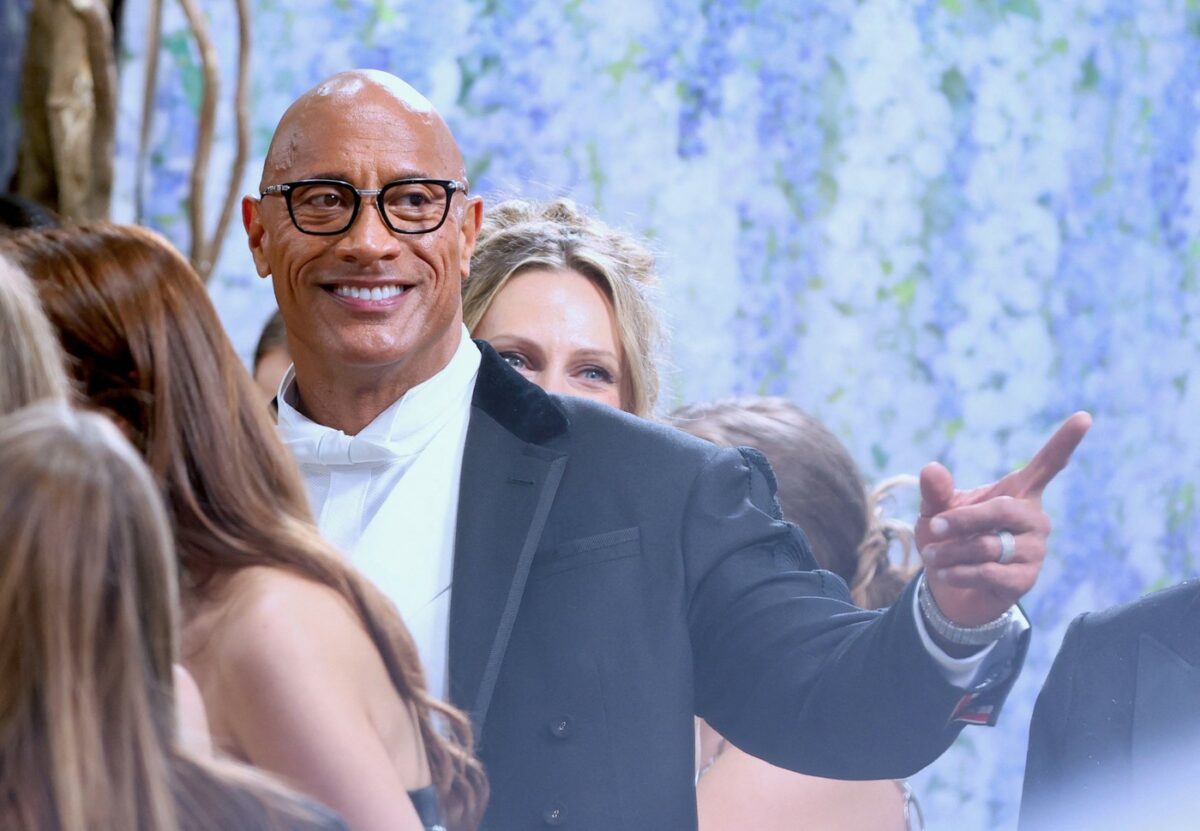 Imagine Stire Dwayne Johnson, apariție surpriză la Met Gala 2026. Actorul a purtat o fustă și a explicat mesajul din spatele ținutei | 2review.ro