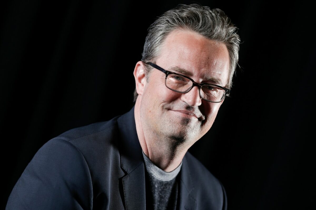 Imagine Stire Obiecte personale ale lui Matthew Perry, scoase la licitație. Fanii pot cumpăra inclusiv scenarii originale din „Friends” | 2review.ro