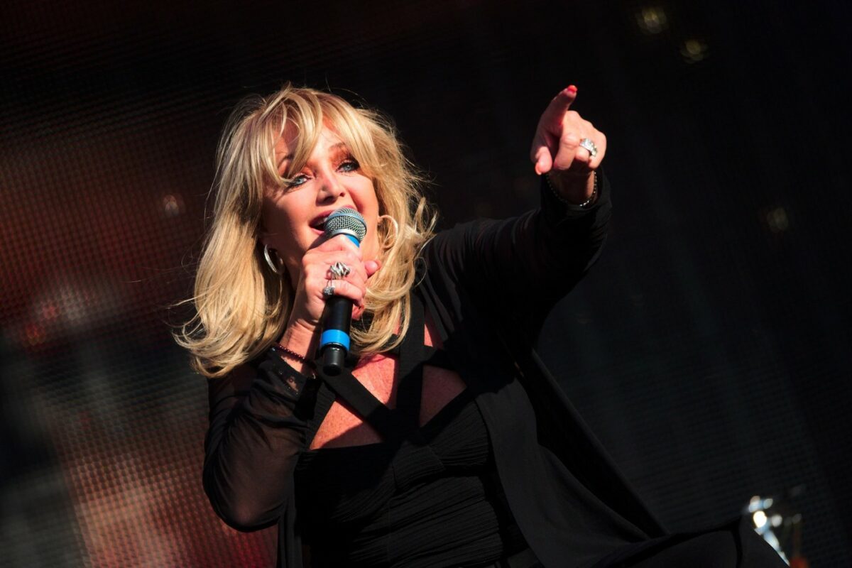 Imagine Stire Bonnie Tyler, în stare gravă după ce ar fi suferit un stop cardiac. Cântăreața a fost resuscitată | 2review.ro