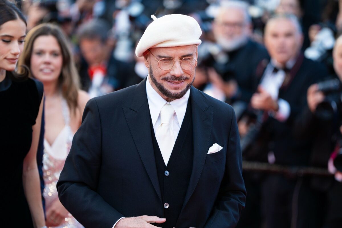 Imagine Stire John Travolta, de nerecunoscut la Cannes 2026. Noul look al artistului a făcut valuri pe internet | 2review.ro
