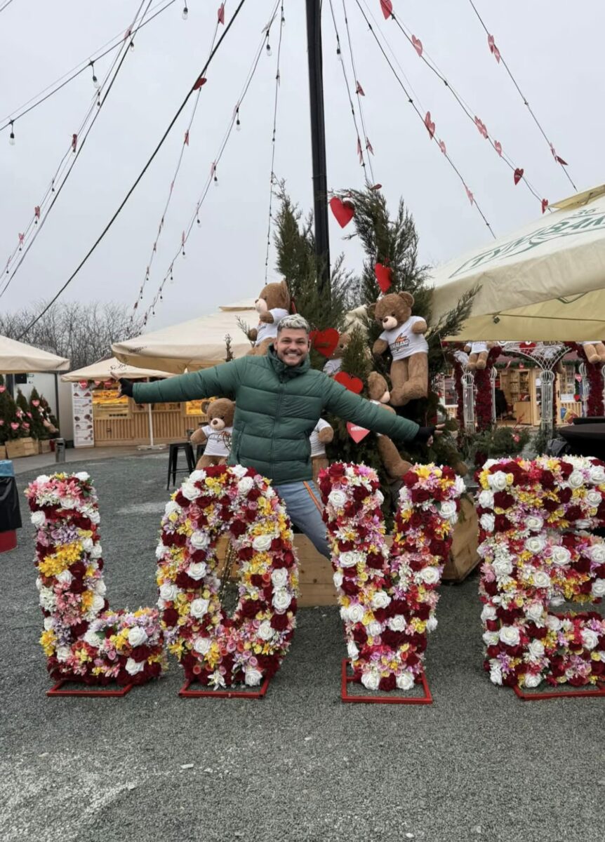 Imagine Stire Răzvan Botezatu, primele declarații despre iubitul lui. Familia bărbatului nu știe de relația cu fostul prezentator de la Antena Stars | 2review.ro
