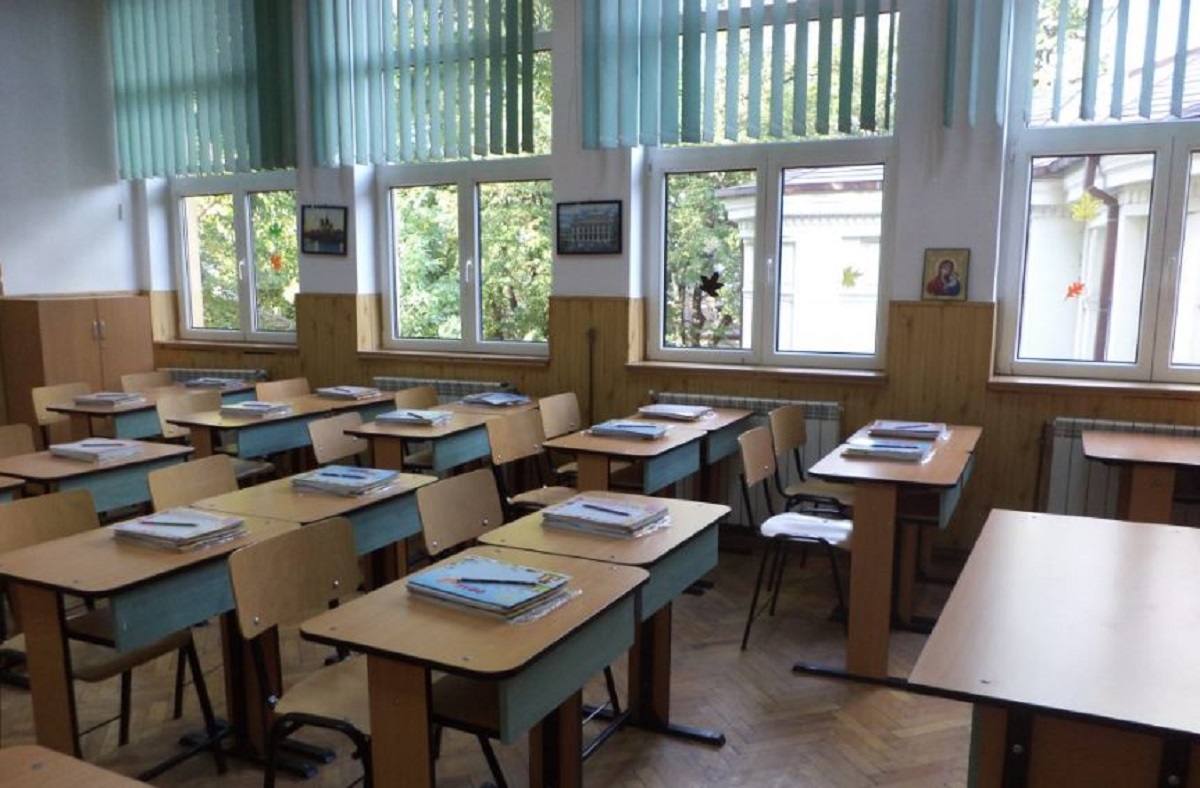 Imagine Stire Tragedie la o școală din Bacău. Un copil de 13 ani a murit după ce i s-a făcut rău în pauză | 2review.ro