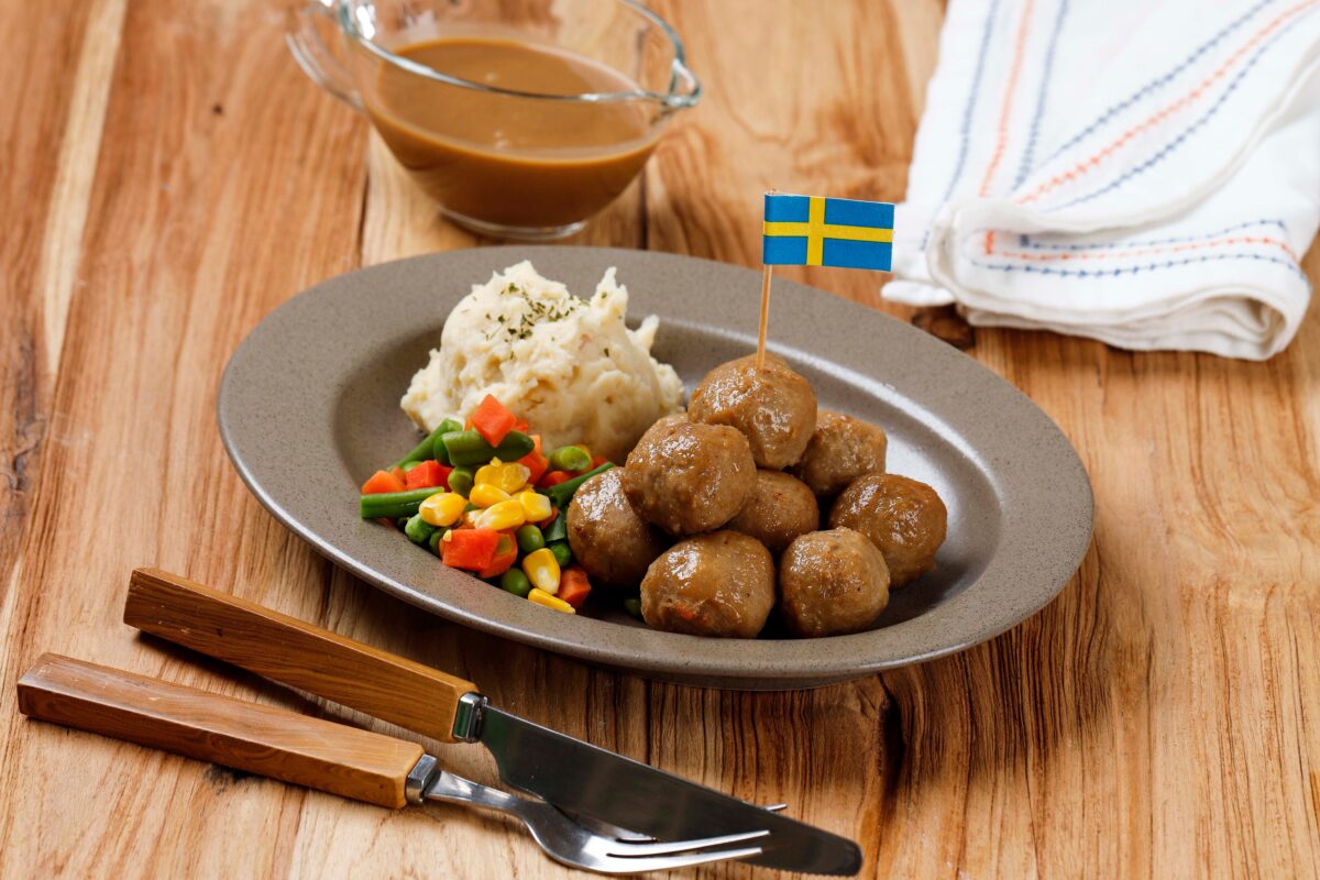 Imagine Stire Cât am plătit pentru un meniu cu chifteluțe la Ikea în Stockholm? Cât de diferit e prețul față de București | 2review.ro