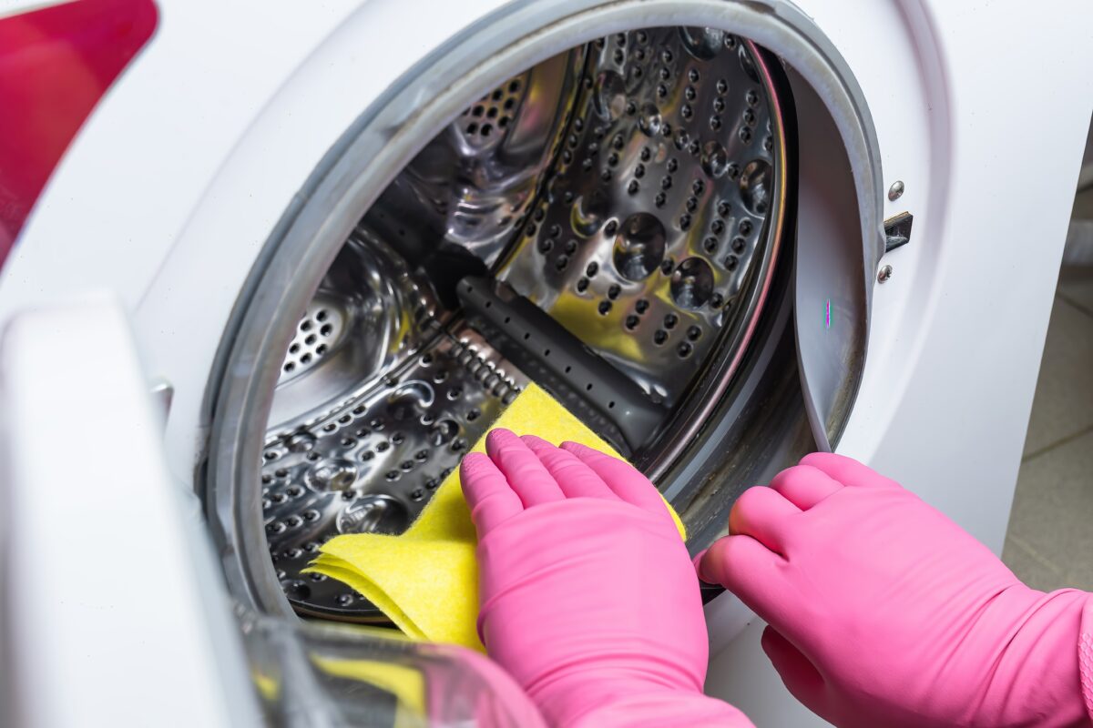 Imagine Stire Cum îți cureți corect mașina de spălat. Pașii simpli recomandați de experți pentru a scăpa de mirosuri și bacterii | 2review.ro