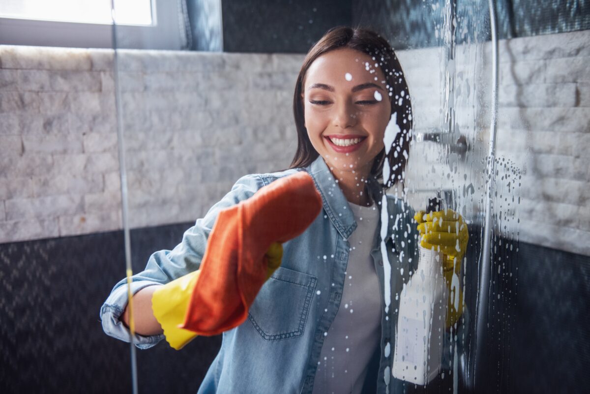 Imagine Stire Trucul simplu care îți menține dușul curat mai mult timp. Metodele recomandate de experți pentru o baie fără depuneri | 2review.ro