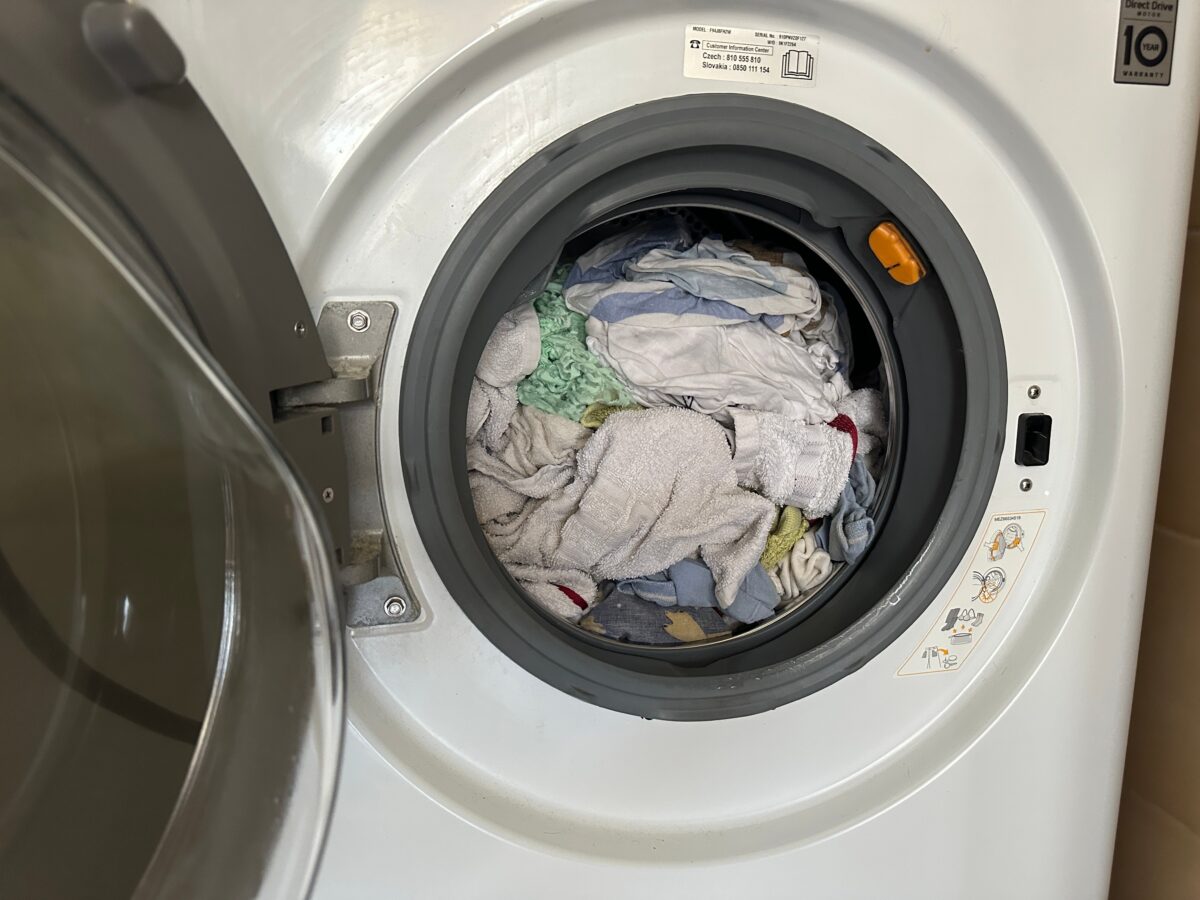 Imagine Stire Greșelile pe care încă le facem atunci când spălăm rufele. Obiceiuri vechi care pot strica hainele | 2review.ro