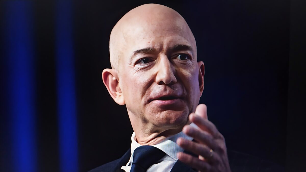 Imagine Stire Jeff Bezos cere scutiri de impozit pentru cei cu venituri mici și medii: „Asta ar ajuta milioane de oameni” | 2review.ro