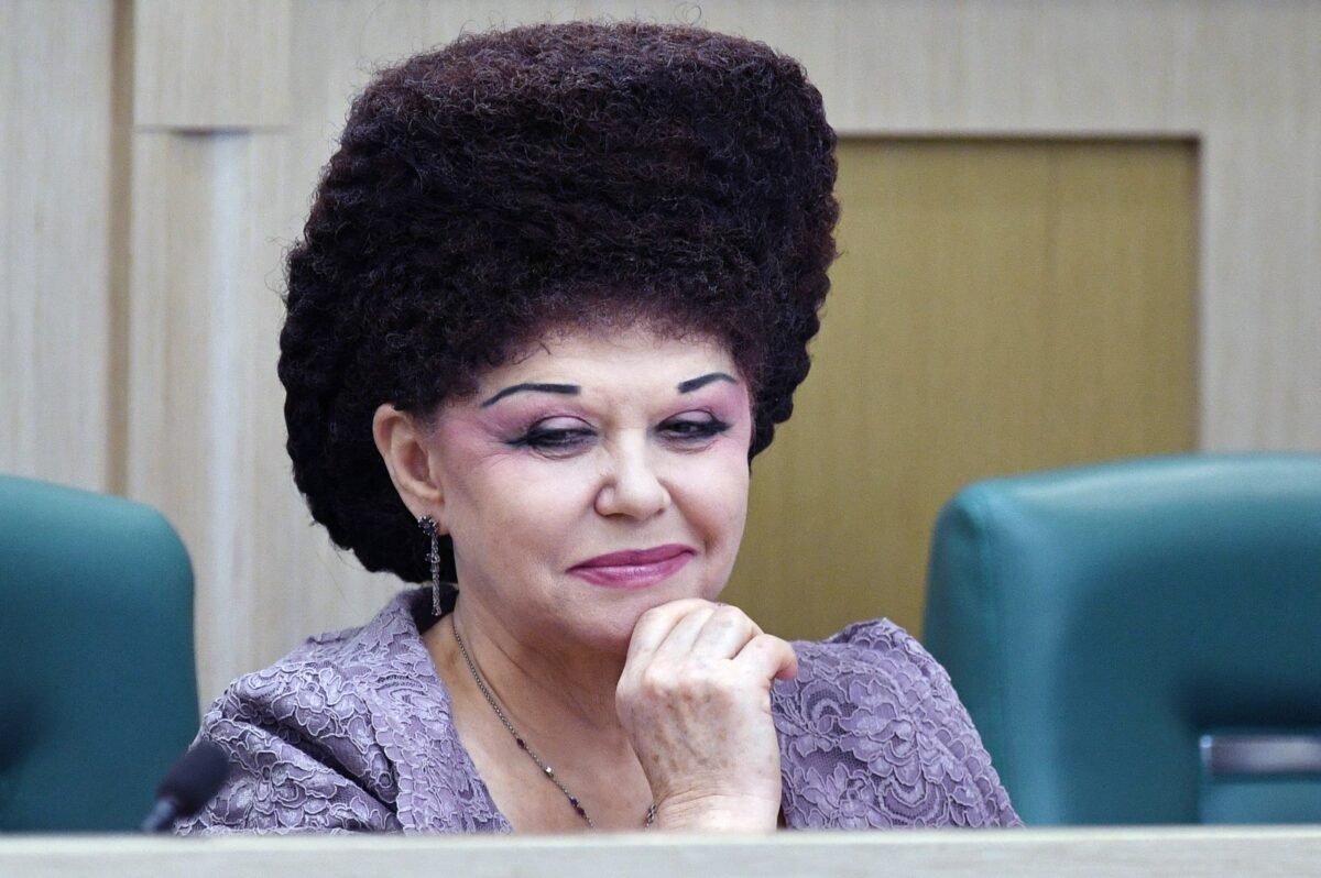 Imagine Stire Cine este Valentina, senatoarea care a uluit publicul cu coafura sa. Internauții spun că seamănă cu Marge Simpson | 2review.ro