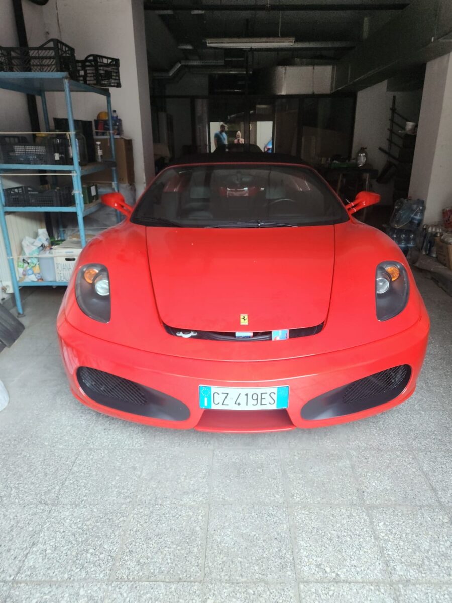 ANAF scoate la vânzare un Ferrari confiscat. Cât trebuie să plătești ca să participi