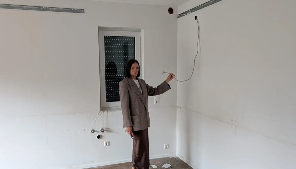 Ce a pățit o femeie, după ce și-a închiriat casa unui cuplu. Alarmată că nu răspund la telefon, le-a făcut o vizită. A găsit locuința goală (chiar și toaleta a dispărut) și un filmuleț lăsat de chiriași. Ce mesaj îi transmiteau