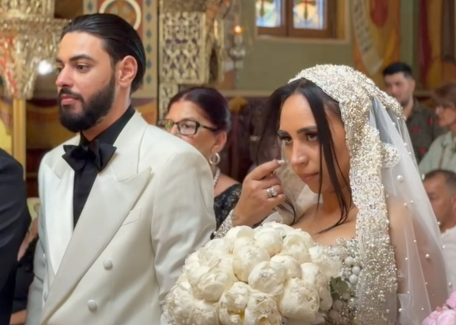 Detaliul din biserică, de la nunta fiului lui Florin Salam, care a atras atenția. Ce semnifică aripile de înger cu litera ”F”