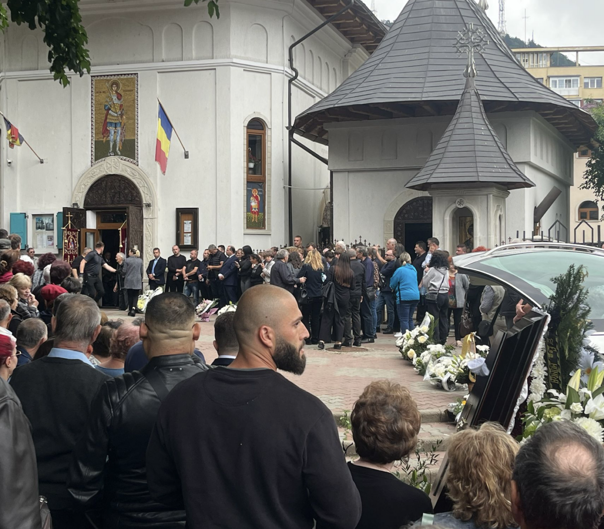 Imaginile durerii de la înmormântarea polițistului ucis de propriul fiu. Sute de oameni au fost prezenți