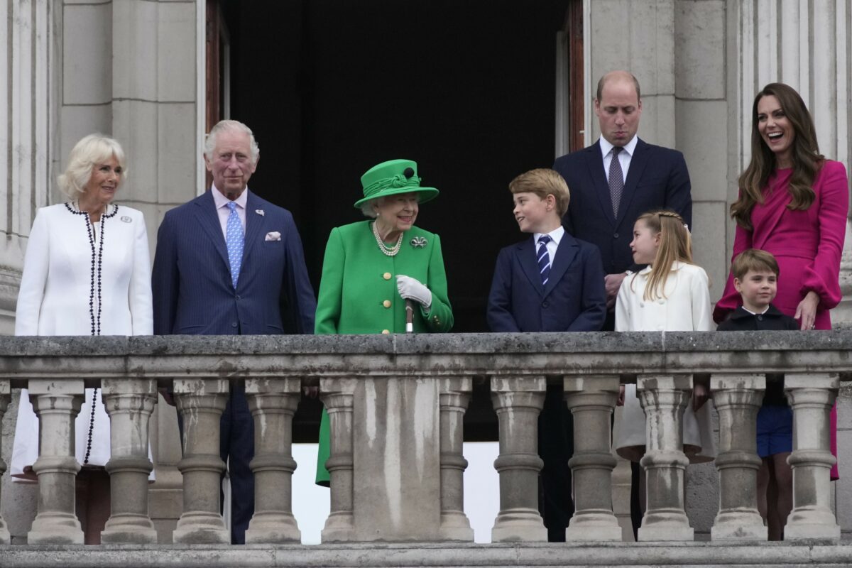Ce face Familia Regală cu hainele vechi și alte lucruri de care nu mai au nevoie. Regina Elisabeta proceda fix ca bunicile noastre!