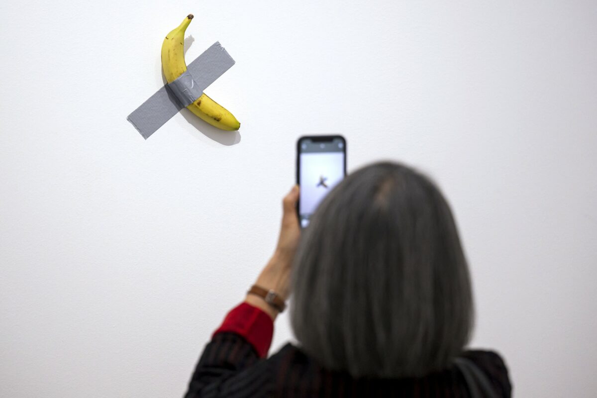 Imagine Stire „Comedian”, celebra banană lipită cu bandă adezivă de Maurizio Cattelan, a fost furată dintr-o expoziție din Franța | 2review.ro