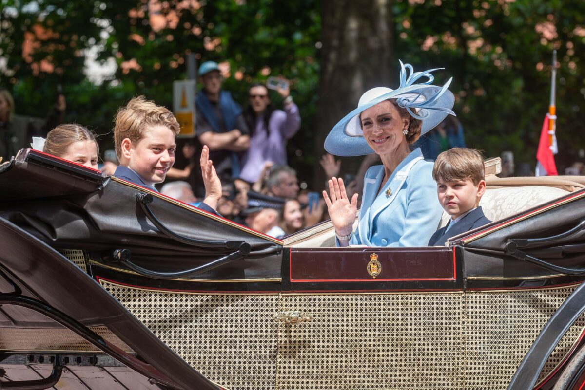 Cum a reacționat Kate Middleton după ce Familia Regală Britanică a fost huiduită în public. Prințesa era însoțită de copiii ei