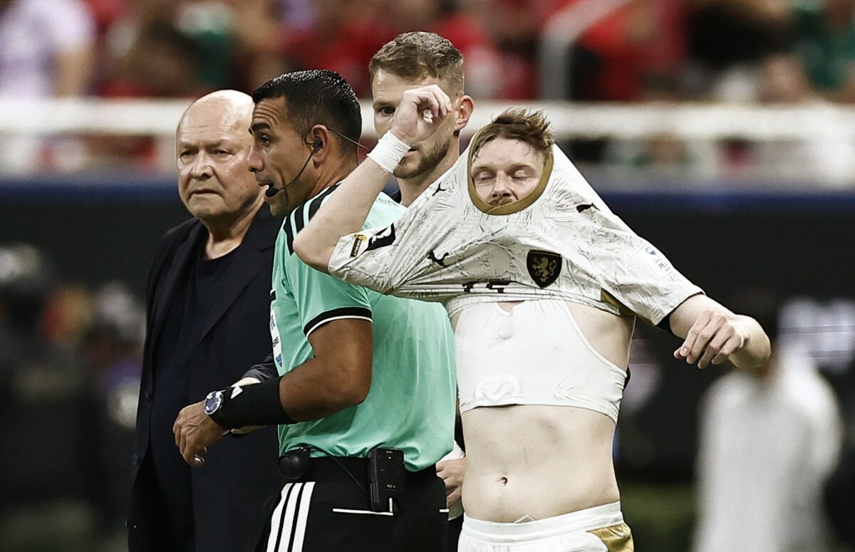 De ce fotbaliștii poartă „bustiere” la Cupa Mondială și la ce îi ajută