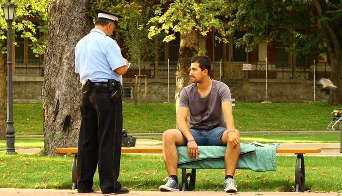 500 amendă pentru toți românii care fac acest gest rușinos în public. Mulți nu cred că este greșit