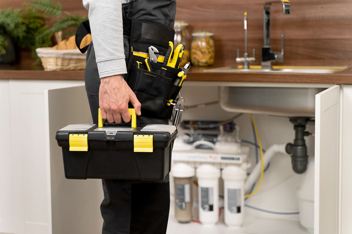 (P) Instalații sanitare și electrice: ce știe un specialist că tu nu știi