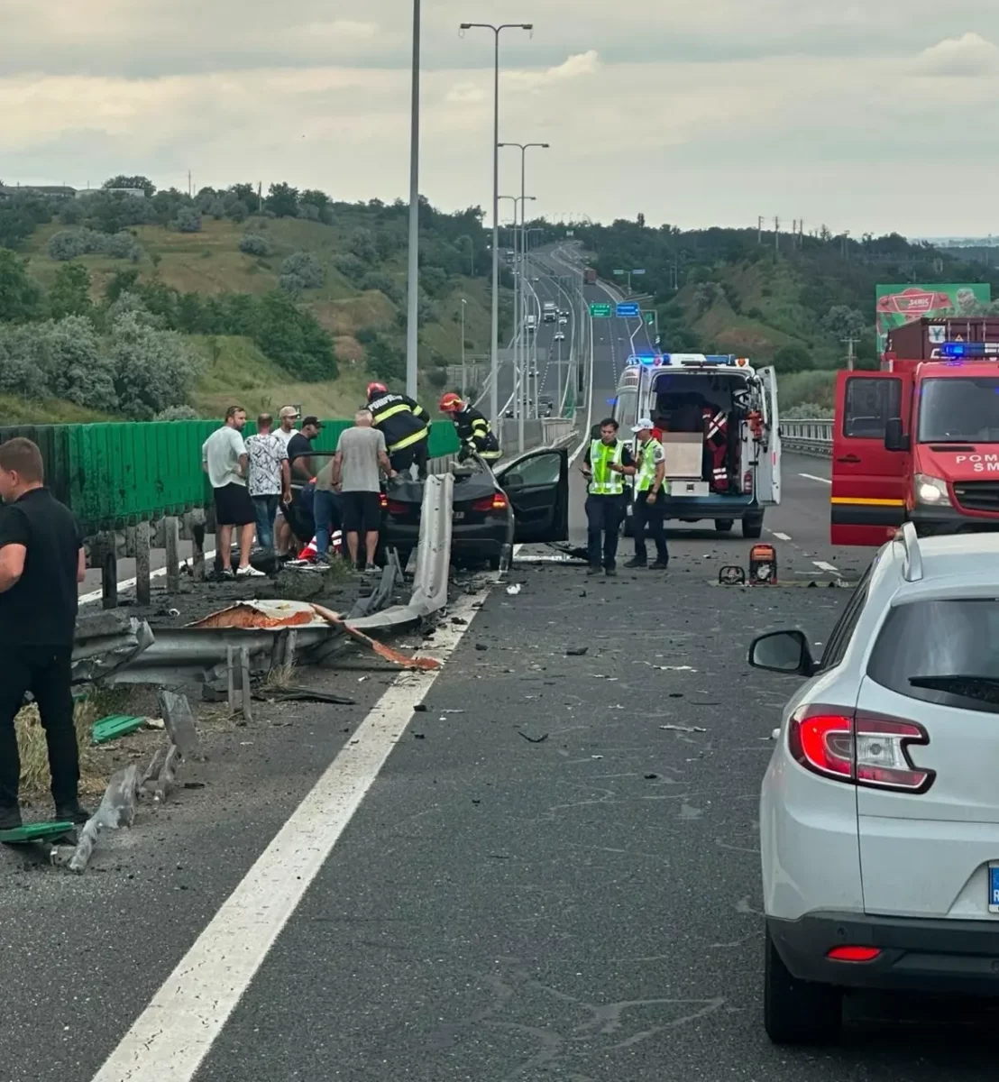 Autostrada A2, blocată după un accident violent. O femeie și un copil mic au fost răniți