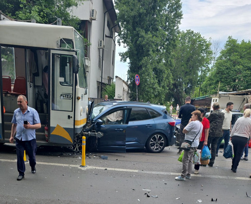 Accident grav în București! Două mașini s-au ciocnit, iar una dintre ele a fost proiectată în tramvai