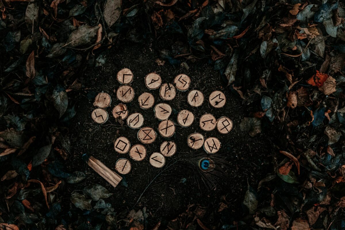 Horoscop rune azi, 26 iunie 2026. mesajul runei Kenaz inversat este clar, zodia aceasta poate fi înșelată de cineva apropiat