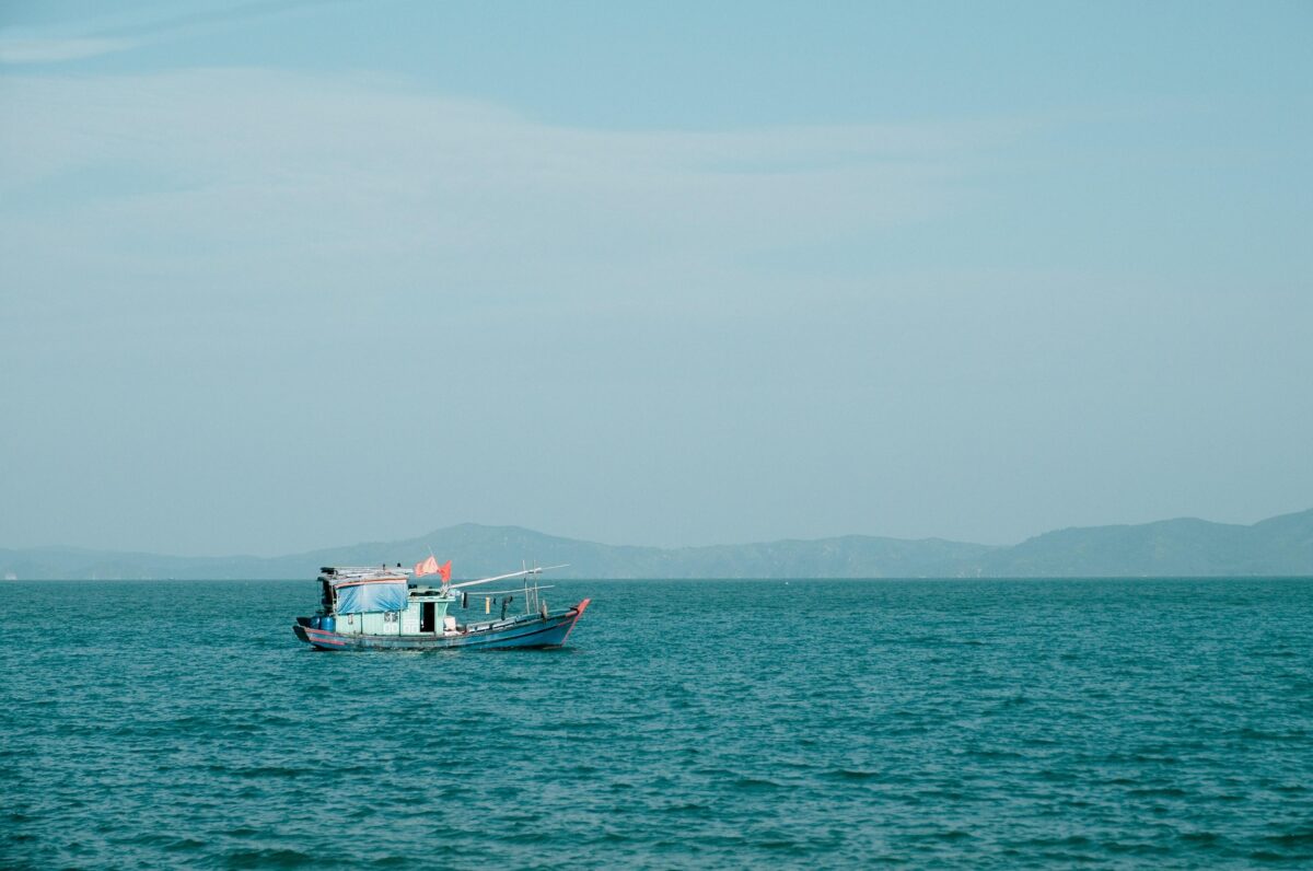 Un vas de pescuit s-a scufundat în Marea Neagră după un atac. Sunt morți și răniți